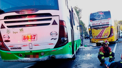 Bomberos de Quito atienden un accidente de tránsito en Quito, este 29 de julio de 2024.