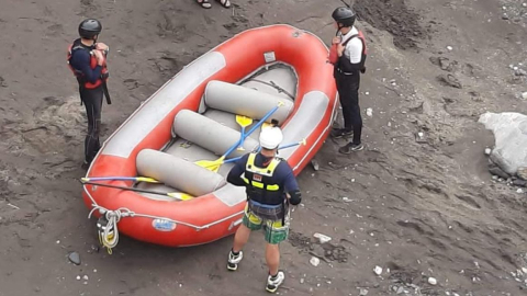 Bomberos en la búsqueda de dos estudiantes en la parroquia Río Verde, de Baños, el 29 de julio de 2024.