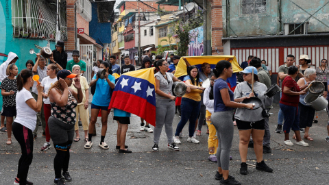 Mientras Caracas protesta, Nicolás Maduro recibe credenciales como presidente de Venezuela