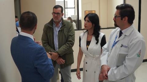 Eduardo Peña, presidente del Consejo Directivo del IESS, junto a María José Agusto, exdirectora del Seguro de Salud, en una visita al Hospital de Especialidades José Carrasco Arteaga, de Cuenca, el 15 de julio de 2024.