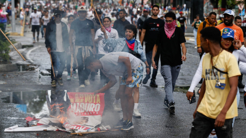 Personas recorren las calles durante una protesta por los resultados de las elecciones este lunes, en Caracas (Venezuela) el 29 de julio de 2024.