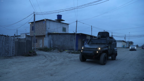 Un vehículo blindado de las Fuerzas Armadas patrulla por tercera semana el sector de Fincas Delia, en Durán, intervenido por el Bloque de Seguridad.