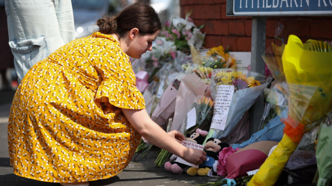 Una persona deja tributos en la escena del ataque de apuñalamiento a niños y adultos en Hart Street, Southport, Reino Unido, el 30 de julio de 2024.a