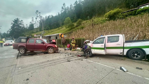 Dos camionetas chocaron en la Panamericana Sur de Cuenca, el 30 de julio de 2024.