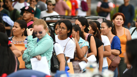 Mujeres en busca de empleo, en Manta, el 15 de abril de 2024.