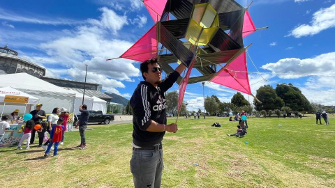 Un hombre hace volar su cometa en el parque Itchimbía de Quito, en julio de 2024