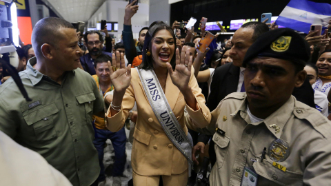 La primera nicaragüense y centroamericana que gana Miss Universo, Sheynnis Palacios, saluda a su llegada al Aeropuerto Internacional de Tocumen, en Ciudad de Panamá (Panamá).