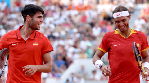 Carlos Alcaraz y Rafael Nadal festejan su paso a cuartos de final en doble en los Juegos Olímpicos de París 2024.