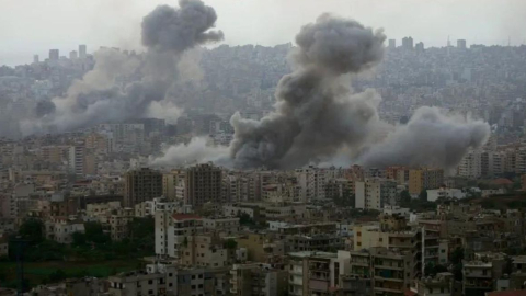 Una nube de humo surge de la ciudad libanesa de Beirut tras un ataque aéreo de Israel.