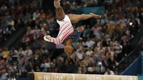 Simone Biles en la prueba de Barra de equilibrio durante la final de Gimnasia Artística en Equipos Femenino, en Juegos Olímpicos de París 2024, este martes 30 de julio de 2024.