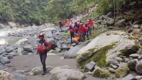 Bomberos y policías en la búsqueda de un joven estudiante arrastrado por la corriente en Río Verde, Baños de Agua Santa, el 30 de julio de 2024.