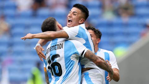 Thiago Almada feste su gol ante Ucrania junto a Nicolás Otamendi y Giuliano Simeone este martes 30 de julio de 2024.