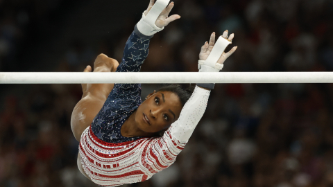 La gimnasta estadounidense Simone Biles en la prueba de Barras Asimétricas durante la final de Gimnasia Artística en Equipos Femenino, en los Juegos Olímpicos de París, el 30 de julio de 2024.