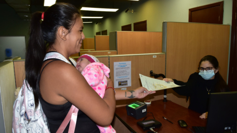 Una madre de familia inscribe a su hija en la Corporación Registro Civil Municipal de Guayaquil.