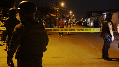 Imagen referencial. Policía en la escena de un crimen ocurrido en Guayaquil en diciembre de 2023.