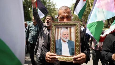 Un iraní porta un retrato del líder político de Hamás, Ismail Haniyeh, durante una protesta por su muerte este 31 de julio, en la Universidad de Teherán.