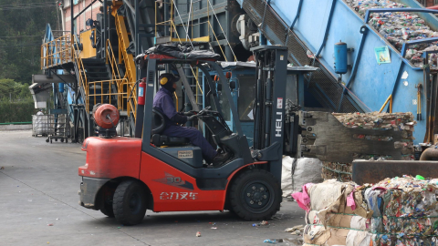 Un trabajador en la línea de reciclaje de la planta de la empresa textil Enkador, junio de 2024. Imagen referencial.