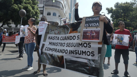 Pacientes renales protestan en los exteriores de la Gobernación del Guayas el 31 de julio de 2024.