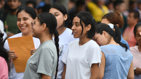 Mujeres acudieron a plazas de empleo ofrecidas por una empresa privada en Manta, el 15 de abril de 2024.