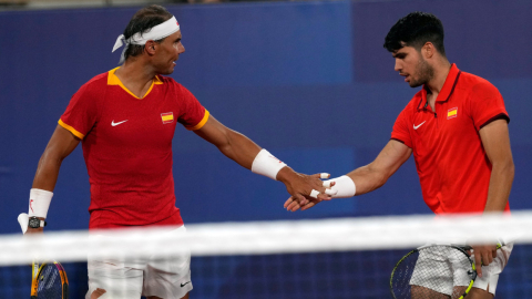 Rafael Nadal y Carlos Alcaraz durante su partido de este 31 de julio de 2024.