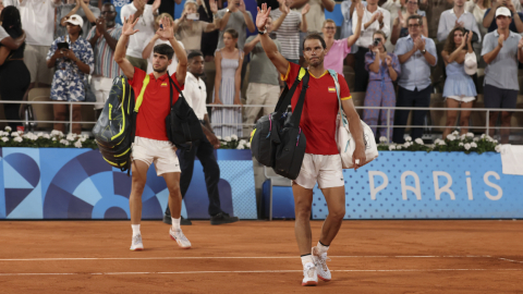 Los tenistas españoles Rafa Nadal y Carlos Alcaraz saludan tras perder ante los estadounidenses Austin Krajicek y Rajee Ram en los cuartos de final de los Juegos Olímpicos, el 31 de julio de 2024.