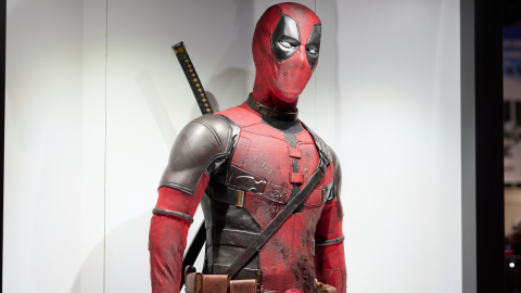 Un disfraz de Deadpool se exhibe durante la Comic-Con International en San Diego, California, 26 de julio de 2024.