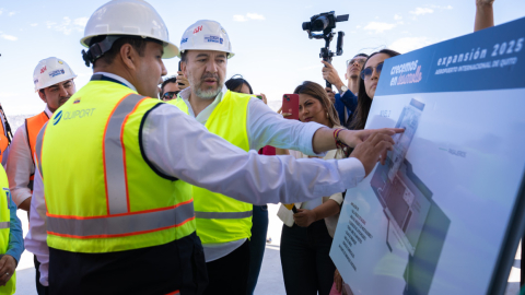 El alcalde de Quito, Pabel Muñoz, viendo el plano de la expansión del Aeropuerto Mariscal Sucre de Quito, 31 de julio de 2024.