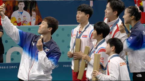 Deportistas de Corea del Norte y Sur tomándose una selfie durante la premiación de los Juegos Olímpicos en París, 31 de julio de 2024.