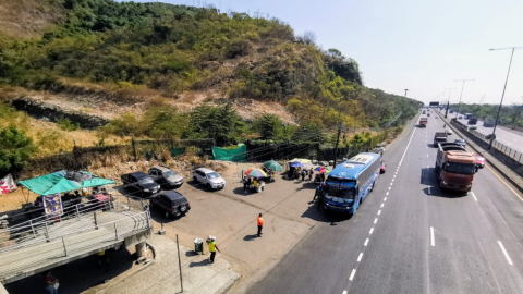 Paradero informal de buses interprovinciales en el kilómetro 33 de la vía Perimetral, el 31 de julio de 2024, a un lado de donde se prevé construir la nueva Terminal Terrestre Municipal Costa.