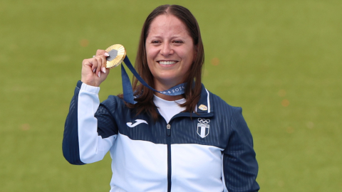 La medallista de oro Adriana Ruano Oliva de Guatemala celebra después de ganar el evento de Tiro al Plato Femenino, 31 de julio de 2024.