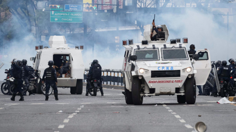 La Policía Nacional Bolivariana enfrenta a manifestantes opositores el 29 de julio de 2024, durante una protesta contra de los resultados de las elecciones presidenciales, en Venezuela.