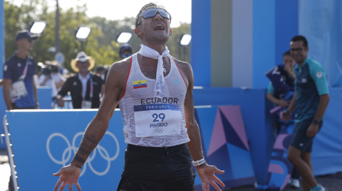 Brian Daniel Pintado celebra su medalla de oro al finalizar la prueba de los 20 km marcha en los Juegos Olímpicos de París 2024, el jueves 1 de agosto de 2024.