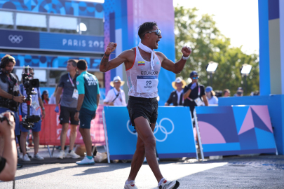 Daniel Pintado celebra su medalla de oro en los Juegos Olímpicos de París 2024.