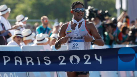 El marchista ecuatoriano, Daniel Pintado, llegando a la meta en París 2024, 1 de agosto de 2024.