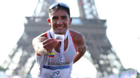 Daniel Pintado muestra la foto de sus dos hijos, tras ser campeón en París, el 1 de agosto de 2024.