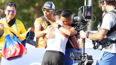 Daniel Pintado se abraza con Andrés Chocho, una vez culminada la prueba de los 20 kilómetros en París, el 1 de agosto de 2024.