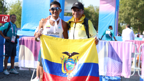 Daniel Pintado y Jefferson Pérez se tomaron una foto inolvidable en París, después de la medalla lograda por Pintado el 1 de agosto de 2024.