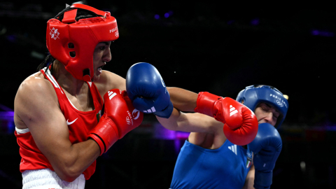 La boxeadora argelina Imane Khelif golpea a la italiana Ángela Carini en los Juegos Olímpicos de París, el 1 de agosto de 2024.