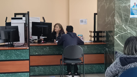 Una persona recibe atención en el Centro de Atención Universal del edificio matriz del IESS, en Quito, el 1 de agosto de 2024.