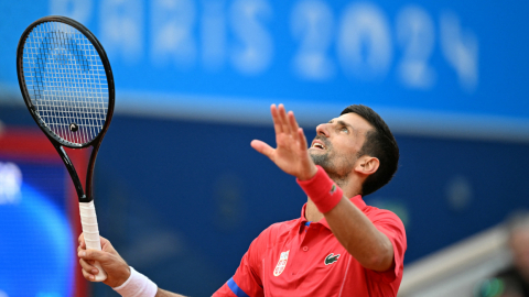 Novak Djokovic durante su partido ante Stefano Tsitsipas este jueves 1 de agosto de 2024.