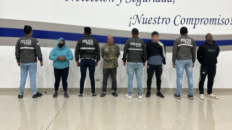 Policía custodia a los cuatro detenidos en un operativo por robo de vehículos en el sector de Nayón, en Quito, este jueves 1 de agosto de 2024.