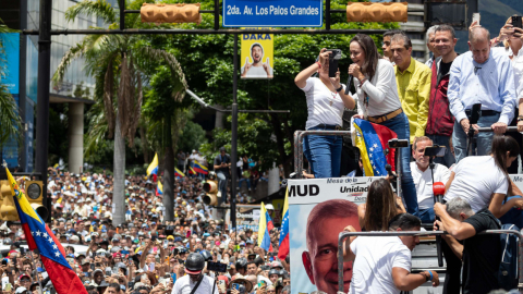 La líder opositora venezolana María Corina Machado (i) habla junto al candidato a la presidencia, Edmundo González Urrutia (d) el 30 de julio, en Caracas, Venezuela.