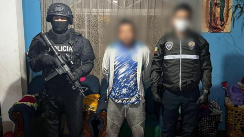 La Policía custodia a uno de los detenidos en un operativo contra el narcotráfico, integrante de Los Choneros, el 1 de agosto de 2024.