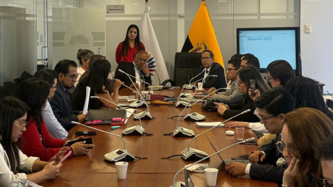 Médicos posgradistas en una mesa técnica en la Comisión de Salud de la Asamblea Nacional el 30 de julio de 2024.