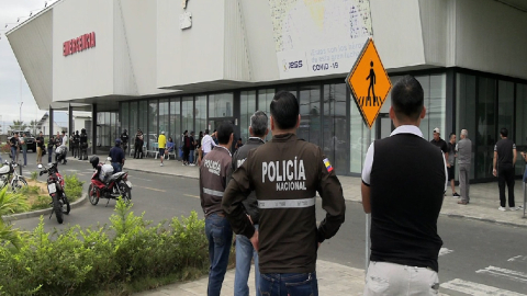 Policías a las afueras del hospital del IESS en Manta, en donde se registró un crimen el 2 de agosto de 2024.