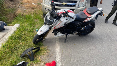 Motocicleta en la que un sospechoso por extorsión intentó escapar de la Policía en Ambato, el 1 de agosto de 2023.