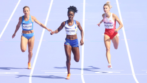 Nicole Caicedo, durante los 200 metros llanos en los Juegos Olímpicos de París, el 4 de agosto de 2024.