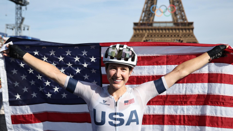 Kristen Faulkner, con la bandera de Estados Unidos, en la meta en París, el 4 de agosto de 2024.