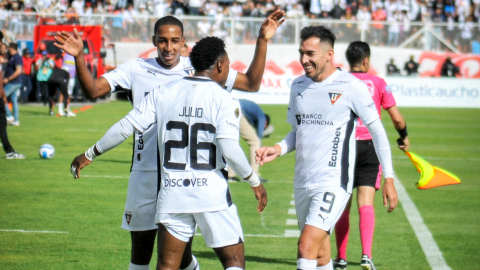 Jugadores de Liga de Quito festejando su gol ante Macará, 4 de agosto de 2024.