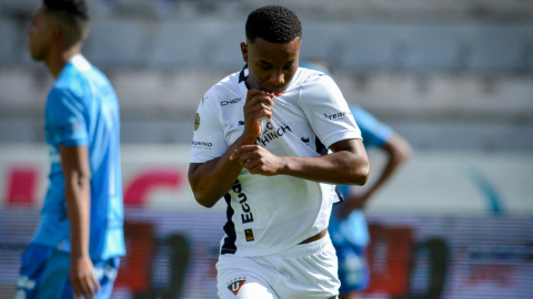 Óscar Zambrano festeja su gol en el partido de Liga de Quito ante Macará, el 4 de agosto de 2024.